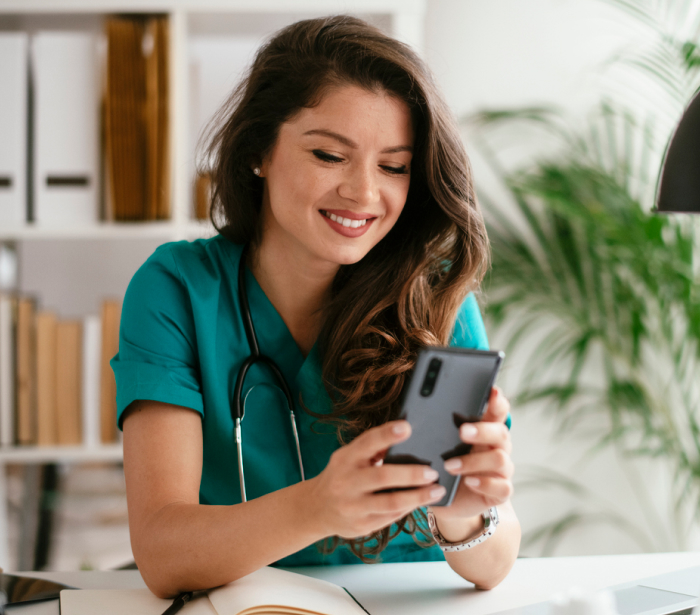 médecin utilisant un smartphone